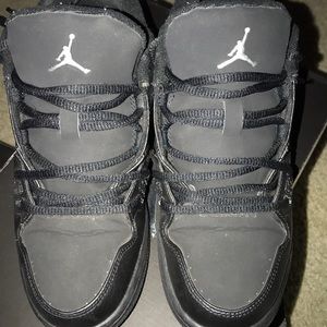 Air Jordan 12 Retro boys size 7y woman’s 8.5